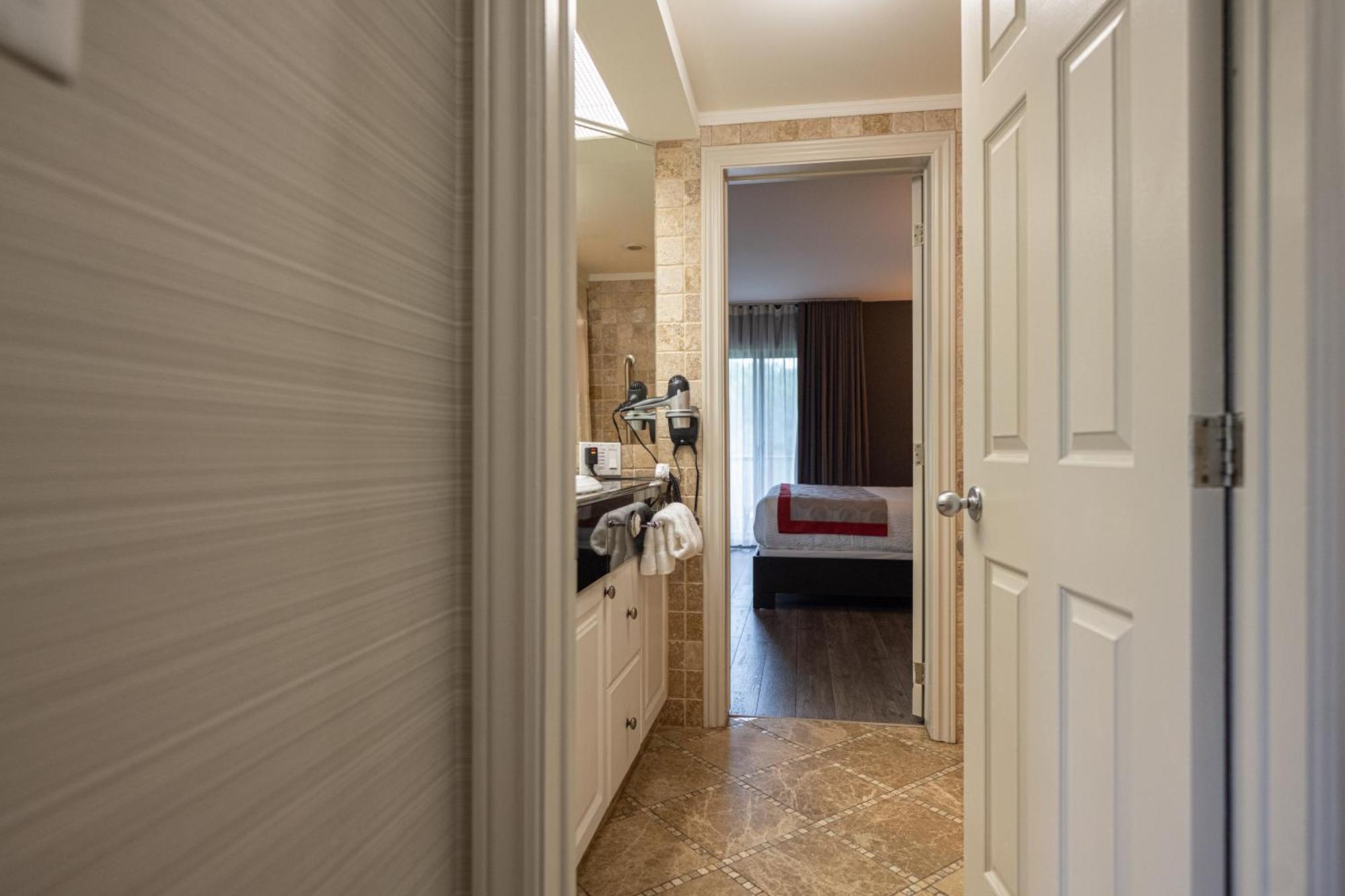 Ramada By Wyndham On The Rideau Hotel