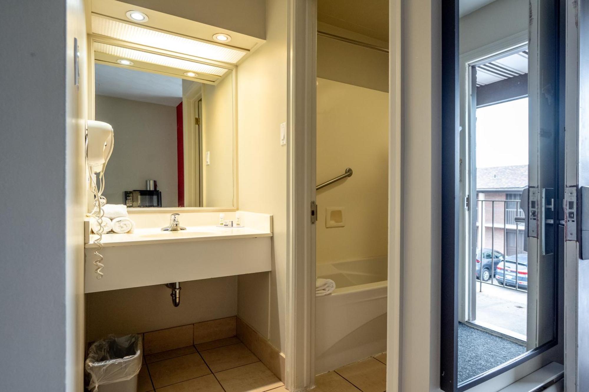 Ramada By Wyndham On The Rideau 3*