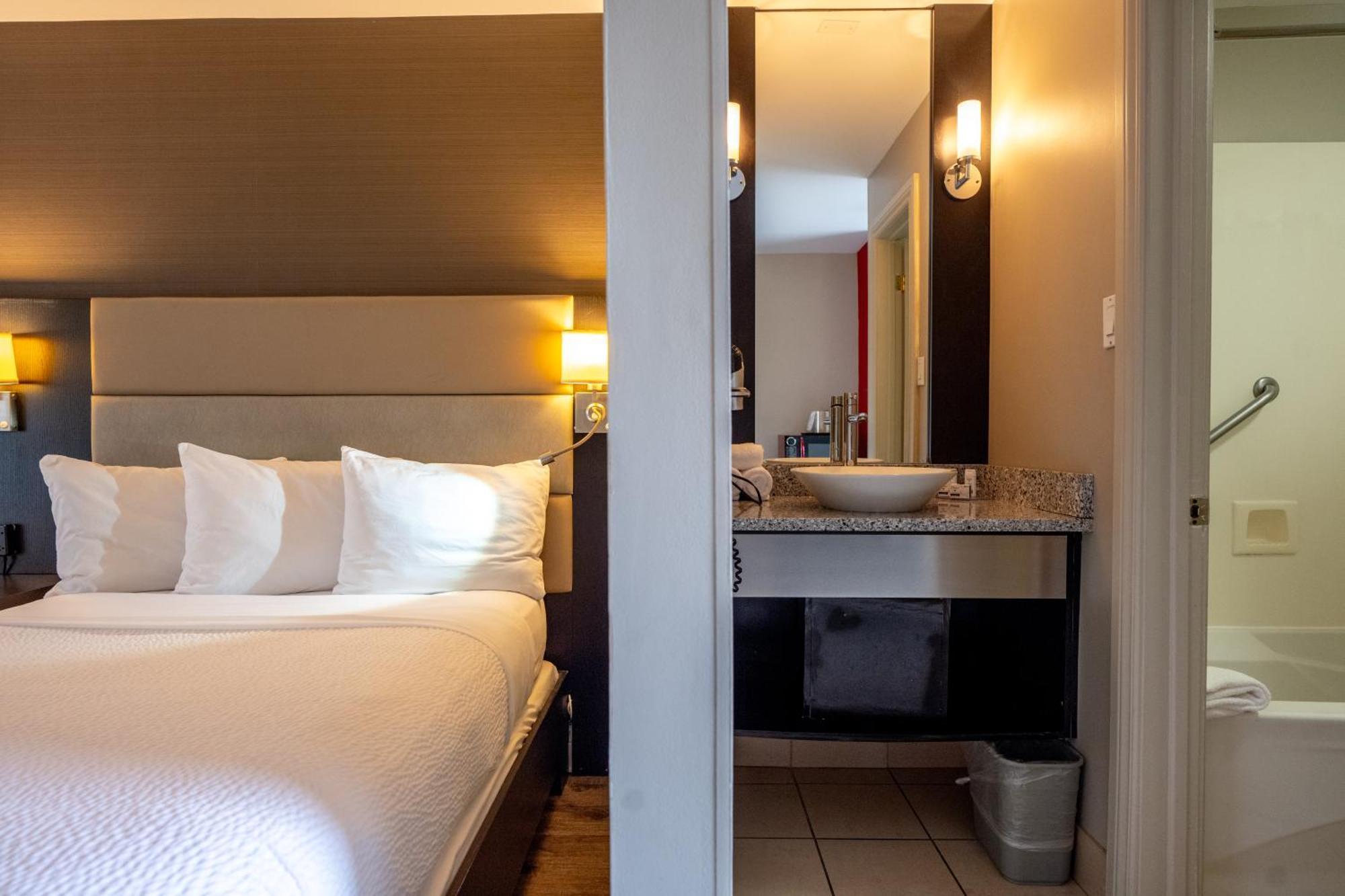 Ramada By Wyndham On The Rideau 3* Ottawa