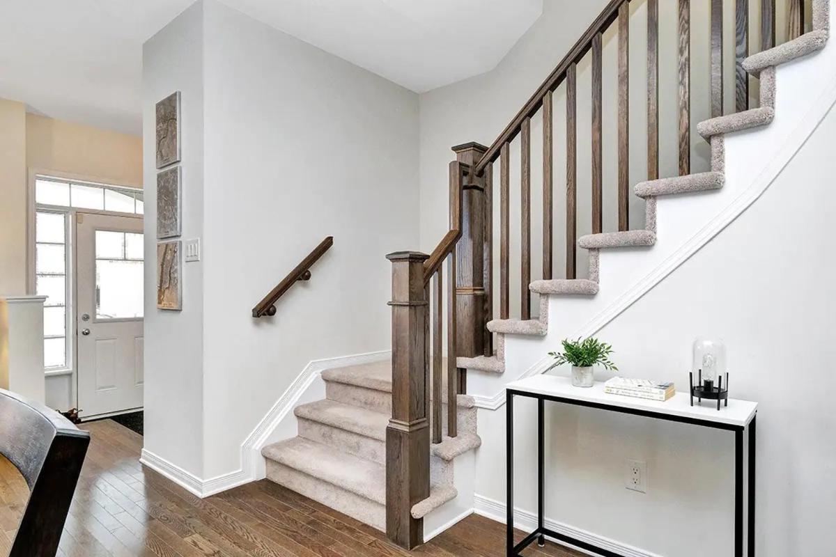 Modern Townhome Near Attractions Holiday home *