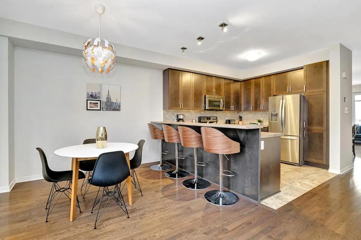 Modern Townhome Near Attractions Holiday home *