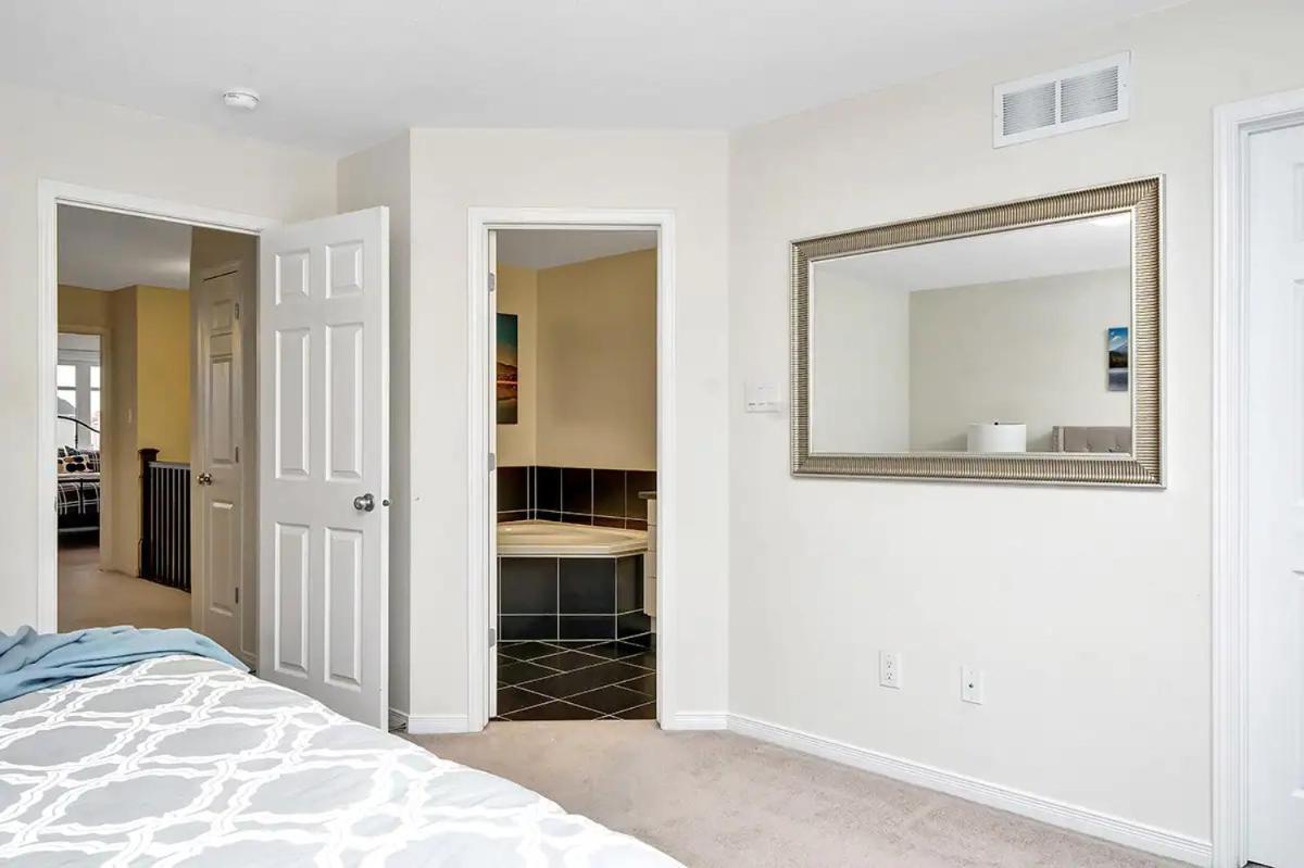 Modern Townhome Near Attractions Holiday home *