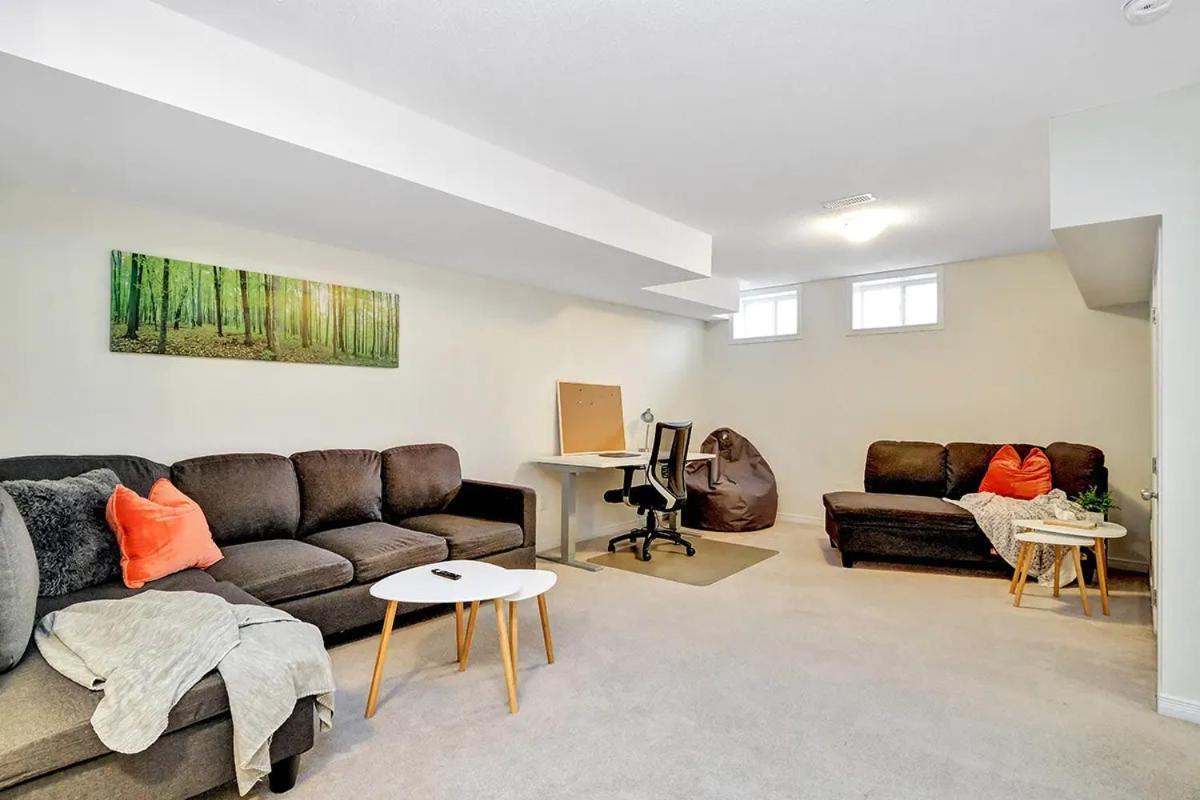 Modern Townhome Near Attractions Holiday home