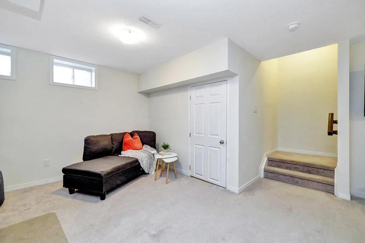 Modern Townhome Near Attractions Holiday home *
