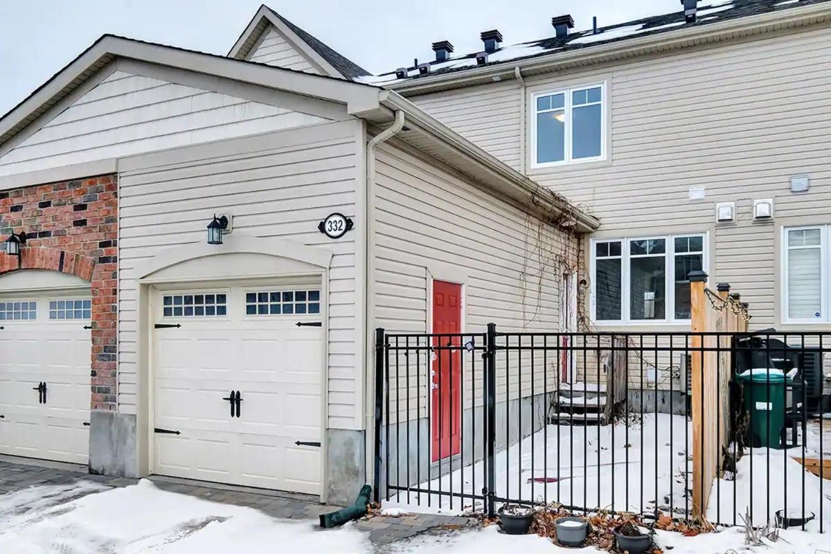 Modern Townhome Near Attractions Ottawa