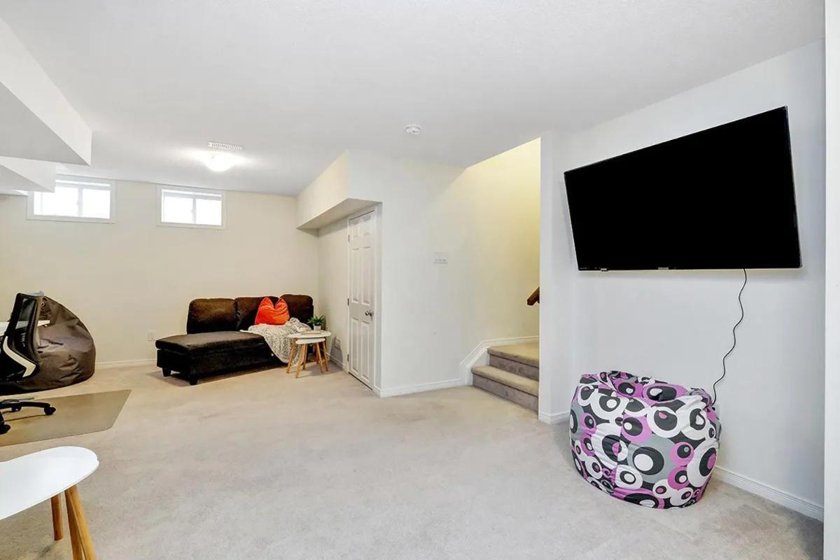 Modern Townhome Near Attractions Holiday home