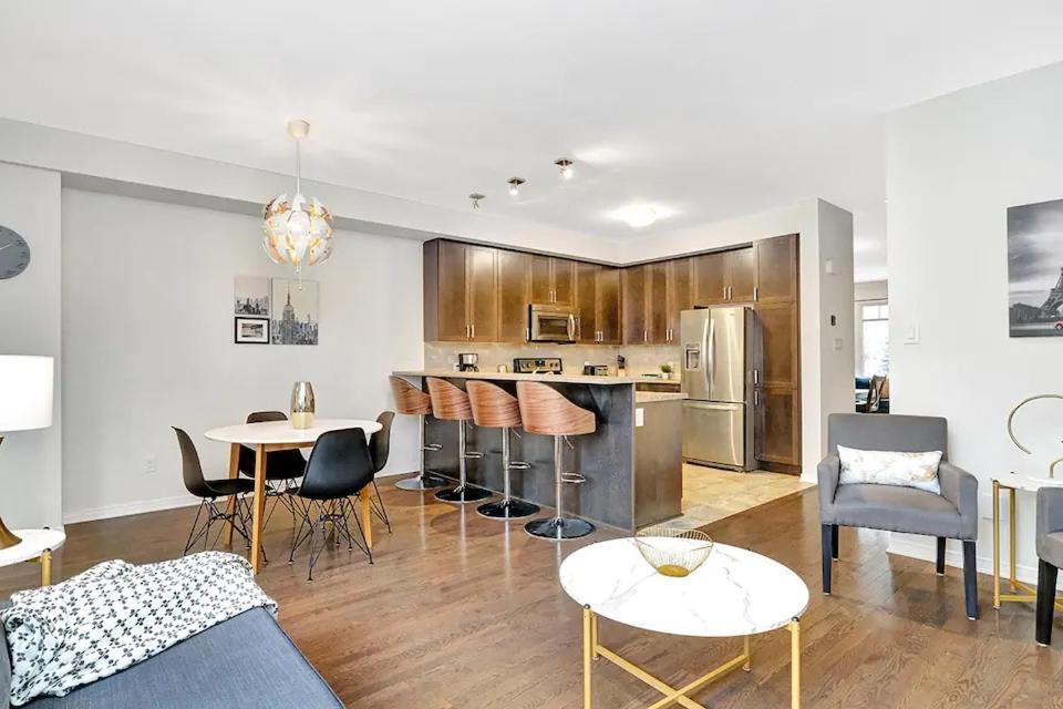 Holiday home Modern Townhome Near Attractions