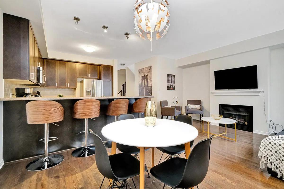 Holiday home Modern Townhome Near Attractions *