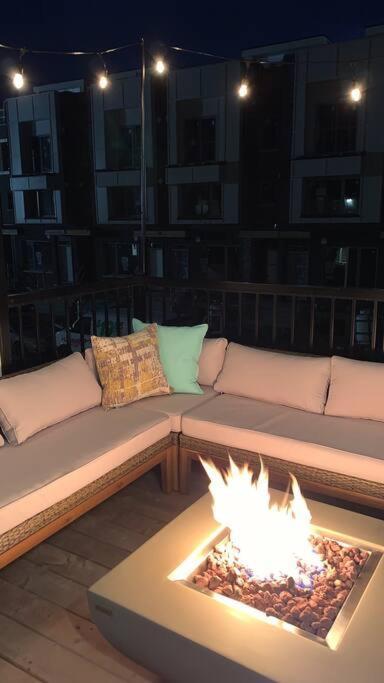 Modern 3 Story Townhouse In A Great Location! Holiday home *