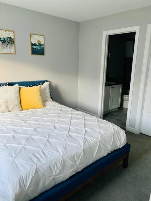 Modern 3 Story Townhouse In A Great Location! Holiday home Ottawa