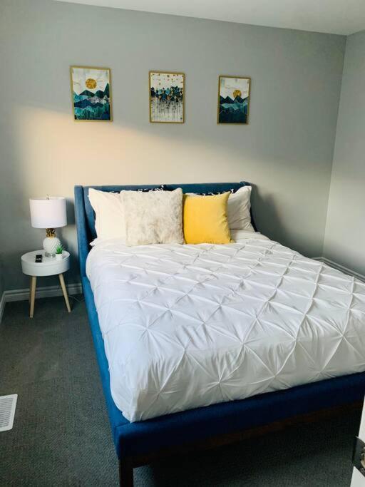 Modern 3 Story Townhouse In A Great Location! Holiday home Ottawa