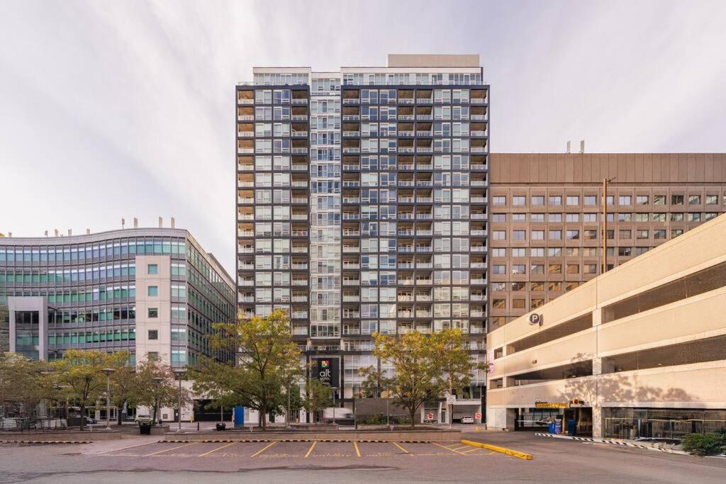 Luxury 2-bedroom Penthouse Downtown With Free Parking Apartment