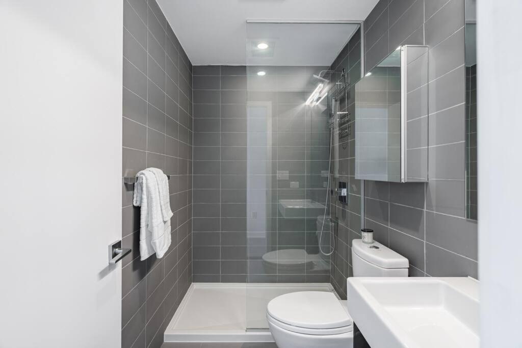 Apartment Luxury 2-bedroom Penthouse Downtown With Free Parking *