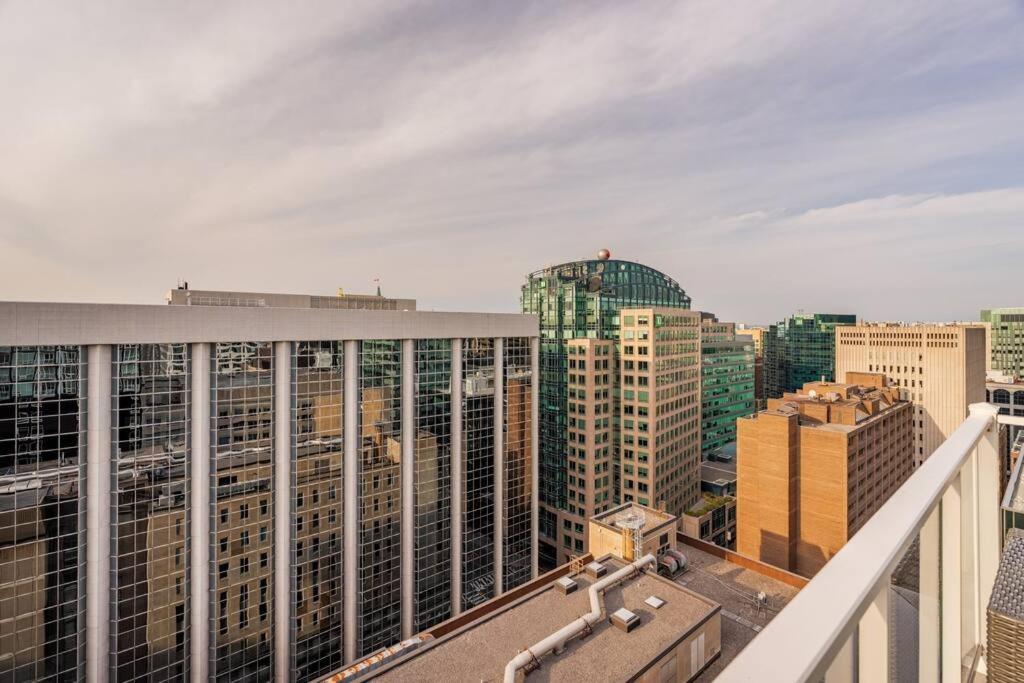 Luxury 2-bedroom Penthouse Downtown With Free Parking