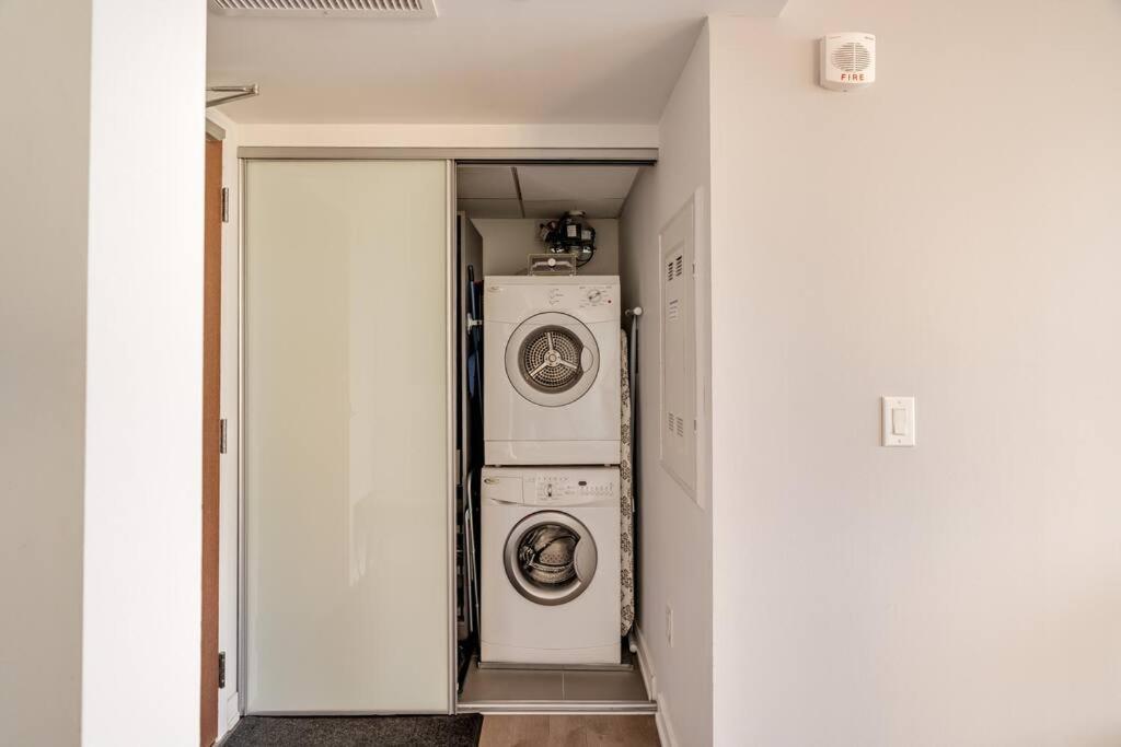 Luxury 2-bedroom Penthouse Downtown With Free Parking *