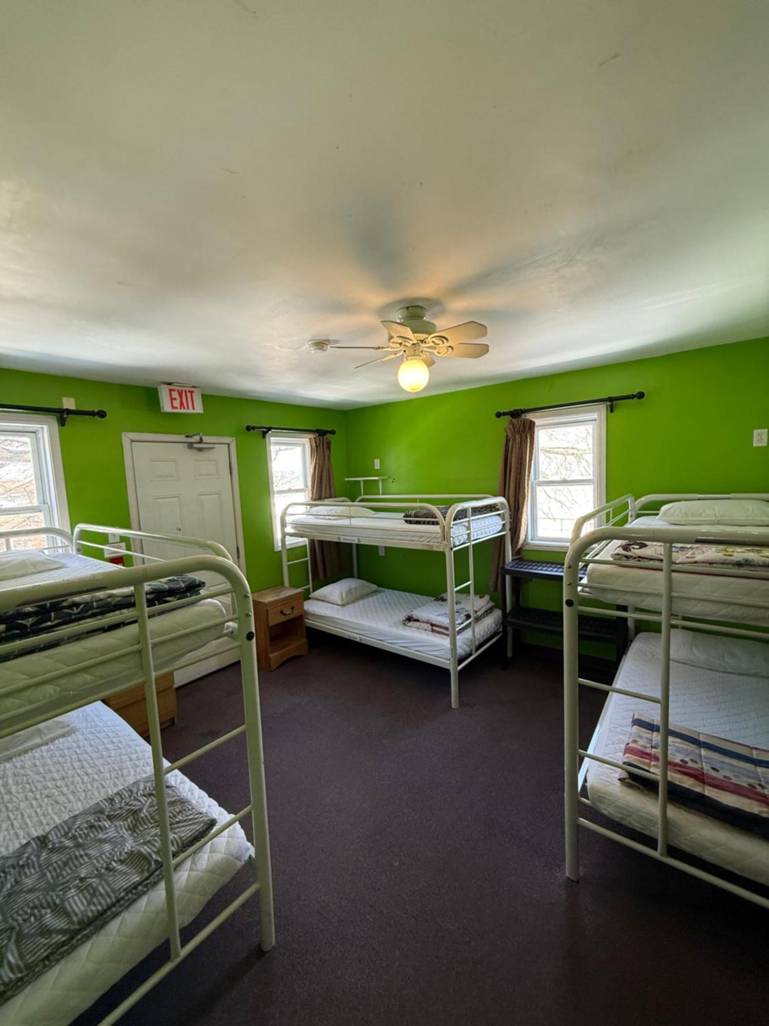 Backpackers Hostel *