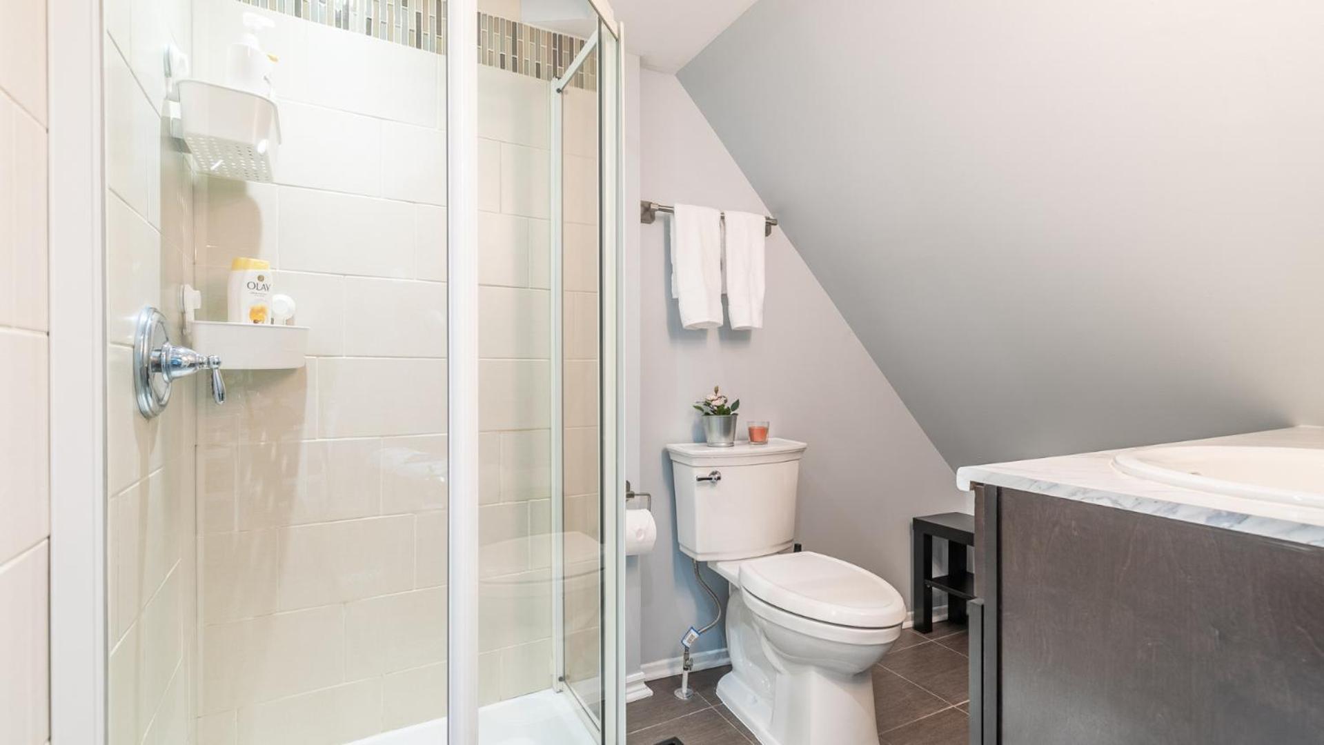 Urban 1br Gem With Kitchen, Smart Tv & Workspace *