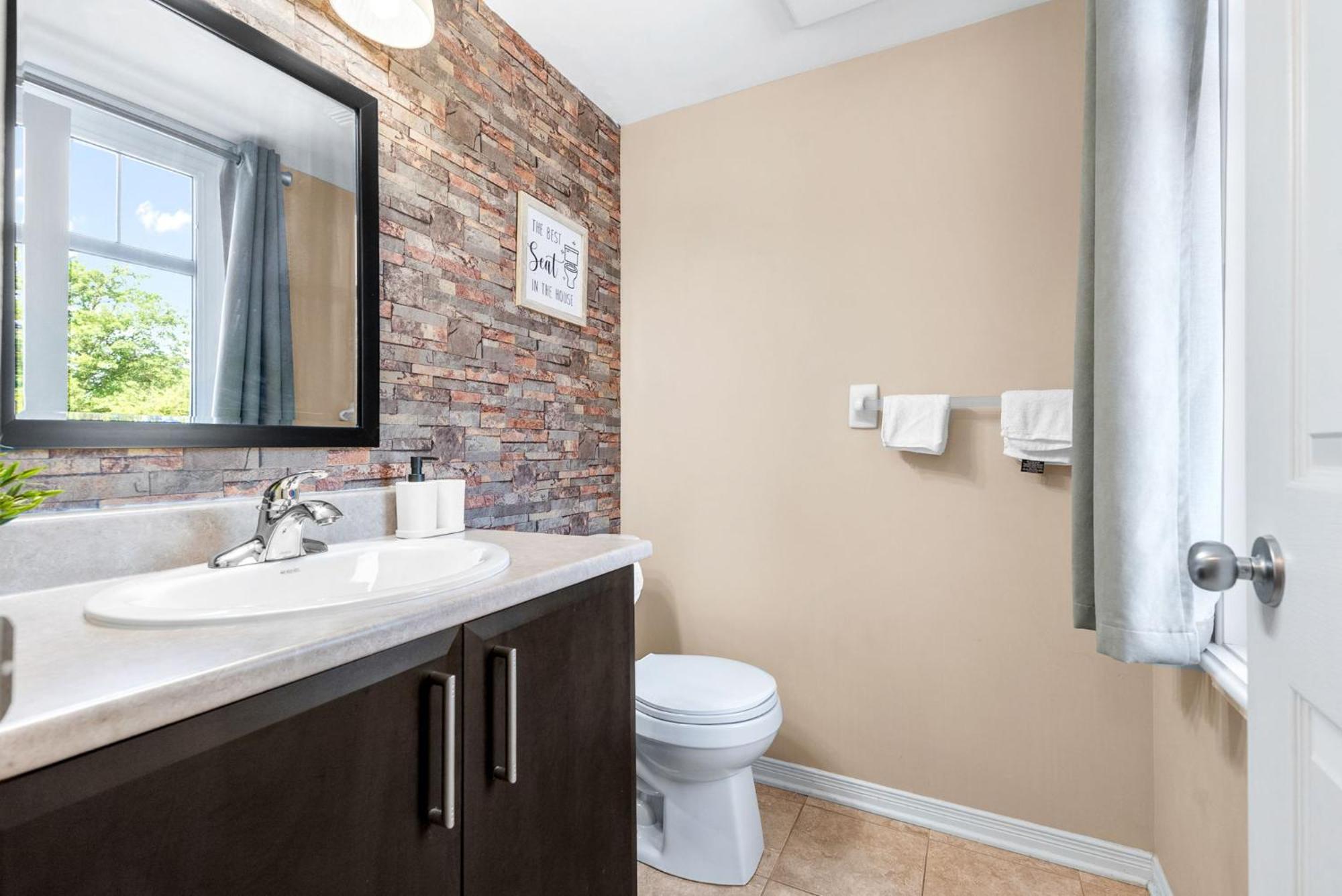 Cozy Modern 15 Mins From Dt With Free Parking * Ottawa
