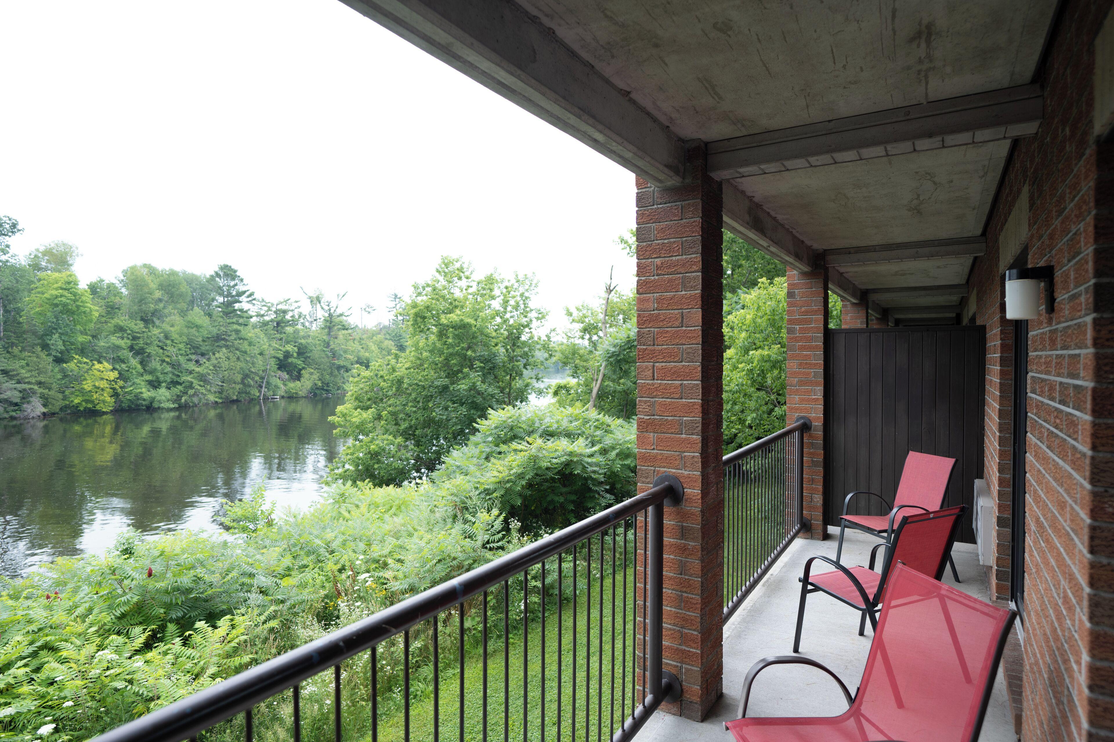 Ramada By Wyndham On The Rideau Hotel