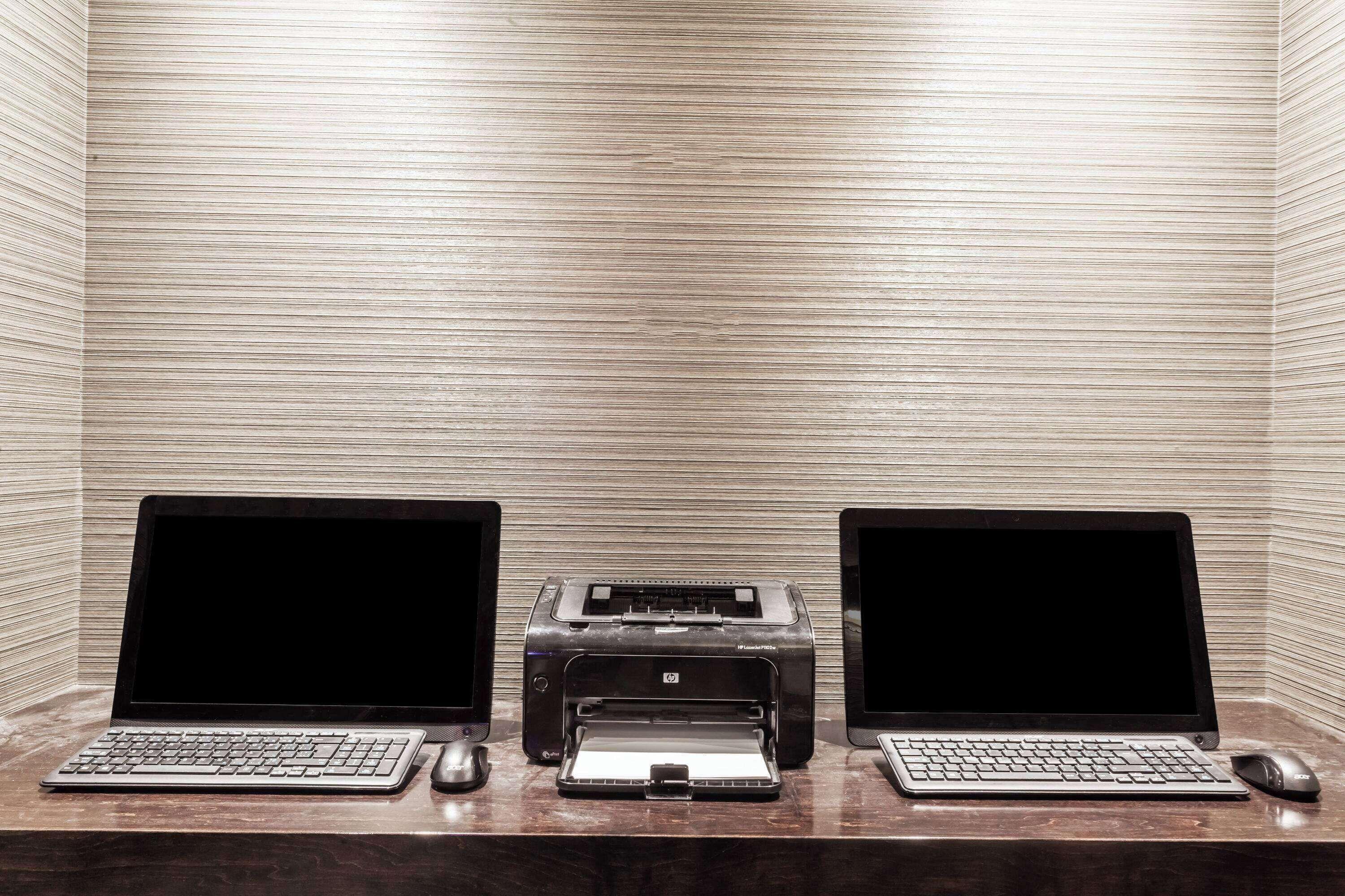 Ramada By Wyndham On The Rideau 3*