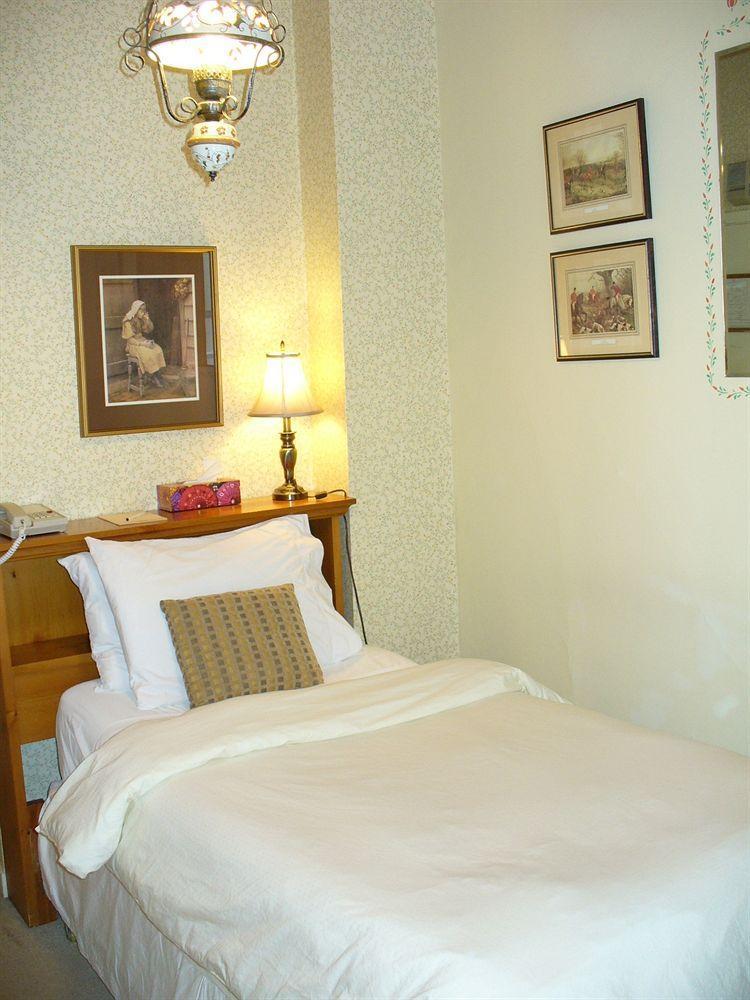 Albert House 3*