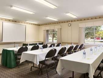 Days By Wyndham Airport 3*