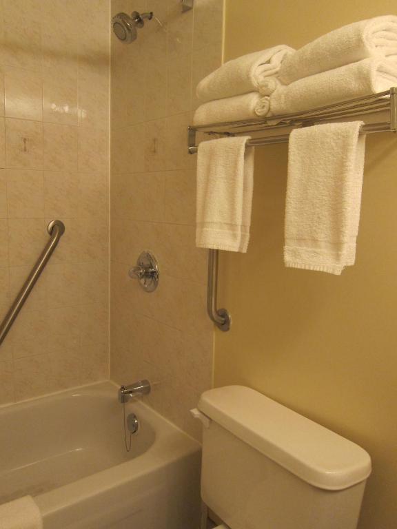 Travelodge By Wyndham West Hotel Ottawa