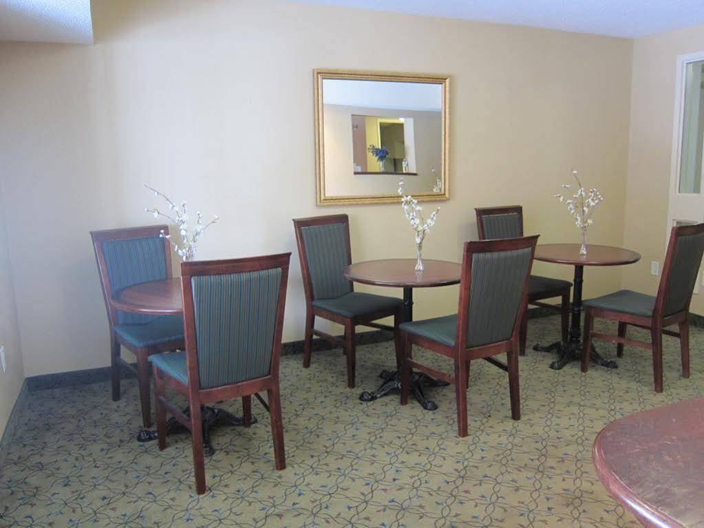 Travelodge By Wyndham West Ottawa