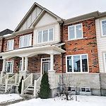 Modern Townhome Near Ottawa Attractions