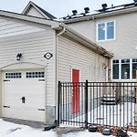 Modern Townhome Near Ottawa Attractions
