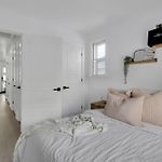 Modern 2Br Apt Near Downtown Ottawa Free Parking