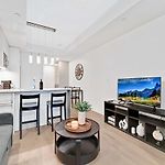 High-End Condo With Gym And Walking Distance To Parliament
