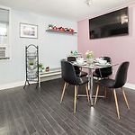 Stylish Ottawa Getaway For 5