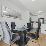 Modern Spacious 3Br Home With Free Parking And Wi-Fi