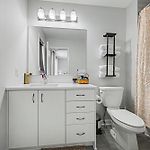 Modern Spacious 3Br Home With Free Parking And Wi-Fi