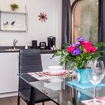 Modern Queen Apartment - Steps From Little Italy