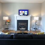 Bright Clean Private In The Heart Of Downtown! Parking Wi-Fi Smart Tv Included