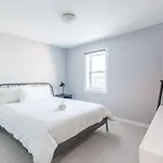 Two Bedroom Town-House 10 Min To Downtown Ottawa