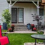 1-Bedroom Suite With Private Kitchen & Bathroom