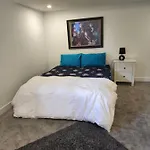 Place You Can Call !!! Near Airport Guest house Ottawa