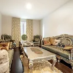 King Beds, Jacuzzi, 18Mins D-Town & 7Mins Ottawa Airport