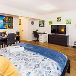 Modern Studio W King Bed - Central Ottawa