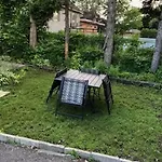 Cheerful 2-Bedroom Near Downtown With Free Parking