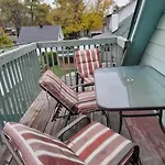 Cheerful 2-Bedroom Near Downtown With Free Parking