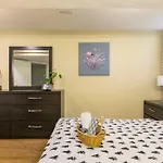 Self Check-In Spacious Apartment With Full Kitchen