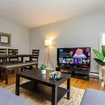 Well Located Entire Luxury 2 Bedroom Parking Wi-Fi