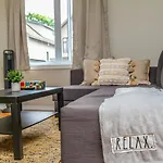 Well Located Entire Luxury 2 Bedroom Parking Wi-Fi