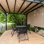 Well Located Entire Luxury 2 Bedroom Parking Wi-Fi