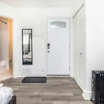 Charming Studio Apt Near Downtown W Queen Bed