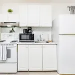 Charming Studio Apt Near Downtown W Queen Bed